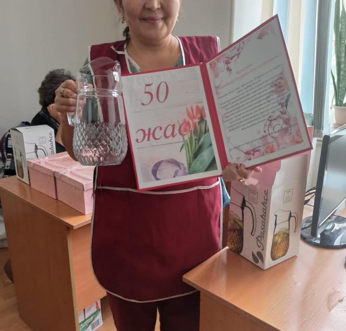 Мектебімізде 8 наурыз - Халықаралық Әйелдер мерекесі қарсаңында мерейтой иелері атанған мектептің аяулы ұстаздары мен ерен еңбек иегері- кіші қызметкерлерді құттықтау